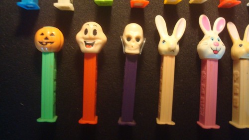Lot (18) Vintage PEZ Dispensers - Halloween Peanuts Easter Bunny - Rare - Picture 5 of 9