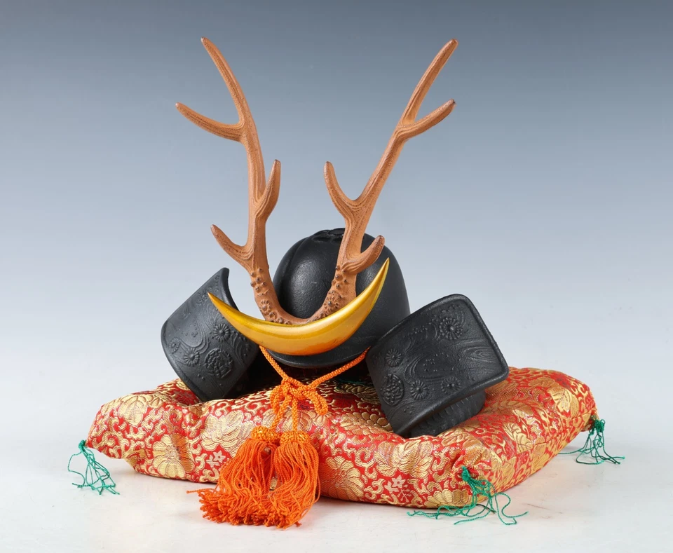 Hermoso Casco Japonés Pequeño Samurai Bronce -Yamanaka Shikanosuke Kabuto Foto 4 de 4