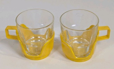 Paar Arcoroc France Trinkgläser mit gelben Kunststoffhaltern 