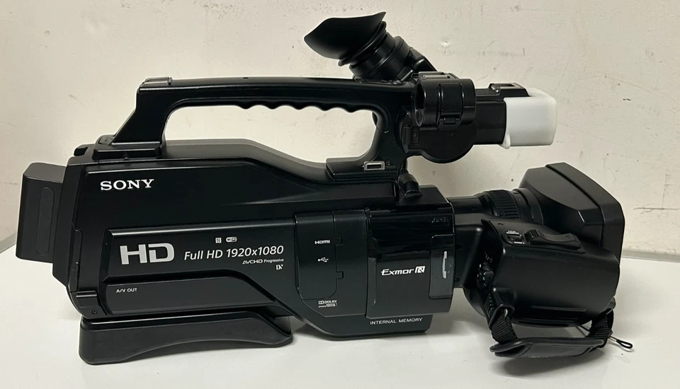 Sony HXR-MC2500 Full HD 1920x1080 Shoulder Mount Full HD AVCHD Video Camera - Image 4 of 4
