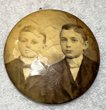 Foto Antigua 1.25" Pinback Botón Sepia Retrato Dos Niños Pequeños en Trajes