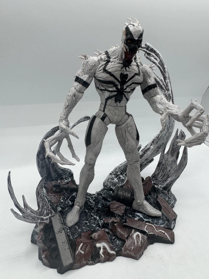 7-дюймовая экшн-фигурка Marvel Diamond Select Spider-Man Anti-Venom с отдельным основанием - Изображение 4 из 4
