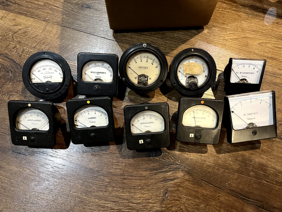 Lote de componentes electrónicos vintage. Condensadores, medidores de panel, relé, varios Foto 3 de 4