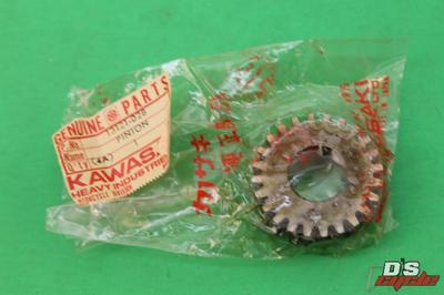 NOS KAWASAKI F8 F9 F81M Bison 1971-75 Primary Pinion 24T PART# 13121-028