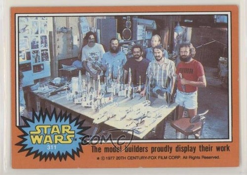 1977 Topps Star Wars #311 The model builders proudly display their work — Raw