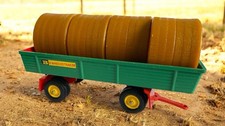 Britains 1978 No.9558 - 8-rädriger Anhänger in grün mit Strohballen