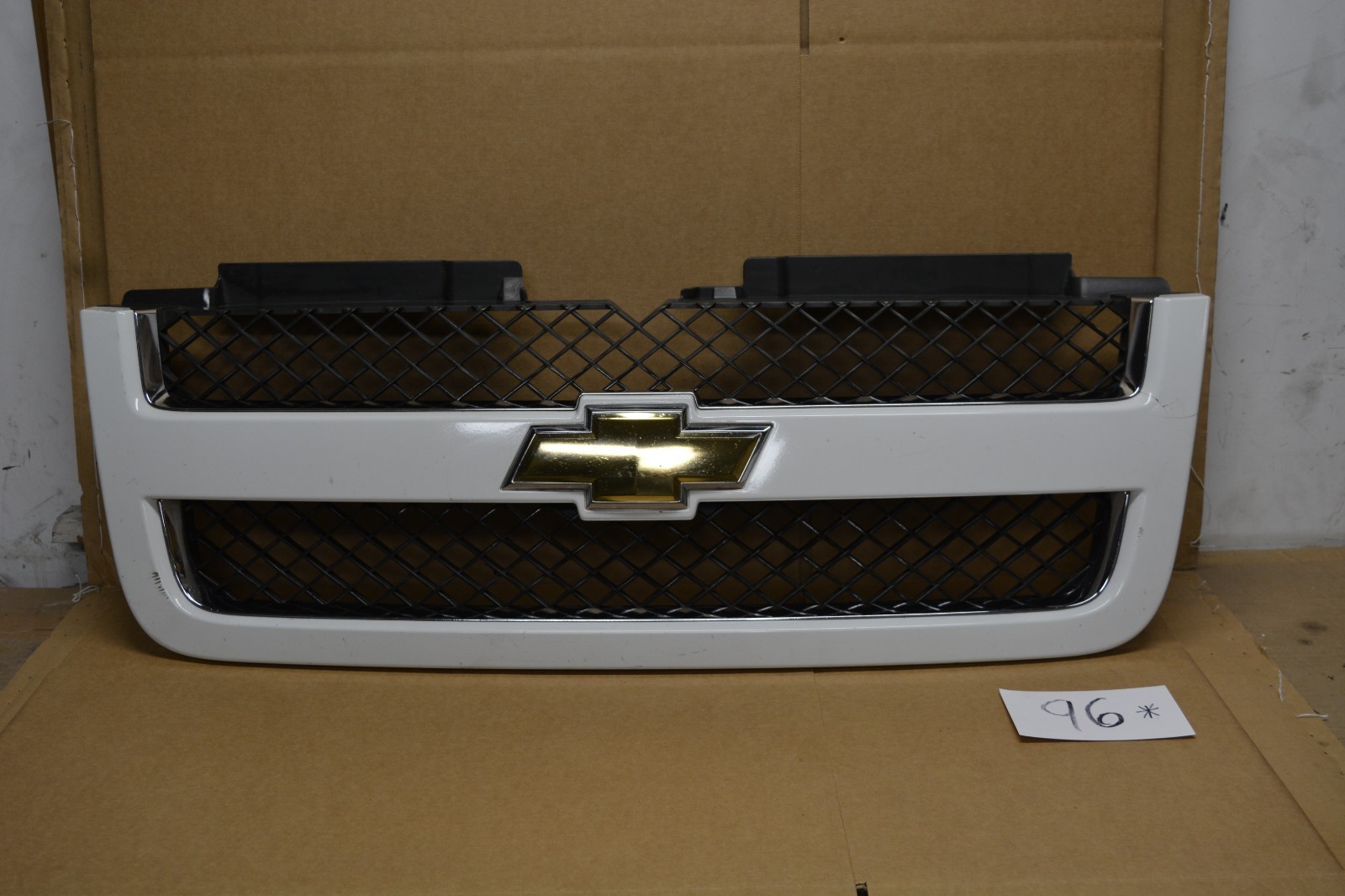 2006 Chevrolet Tahoe Center Front Grille Part is broken See Pictures #96*