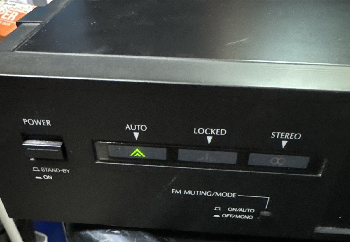 SANSUI Model T-900 QUARTZ PLL SYNTHESIZER STEREO TUNER (JAPAN) AM