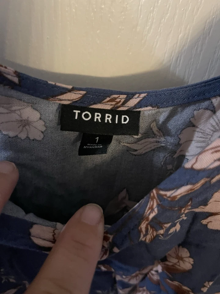 Camisola floral azul tórrido para mujer talla 1x correas ajustables Foto 3 de 3