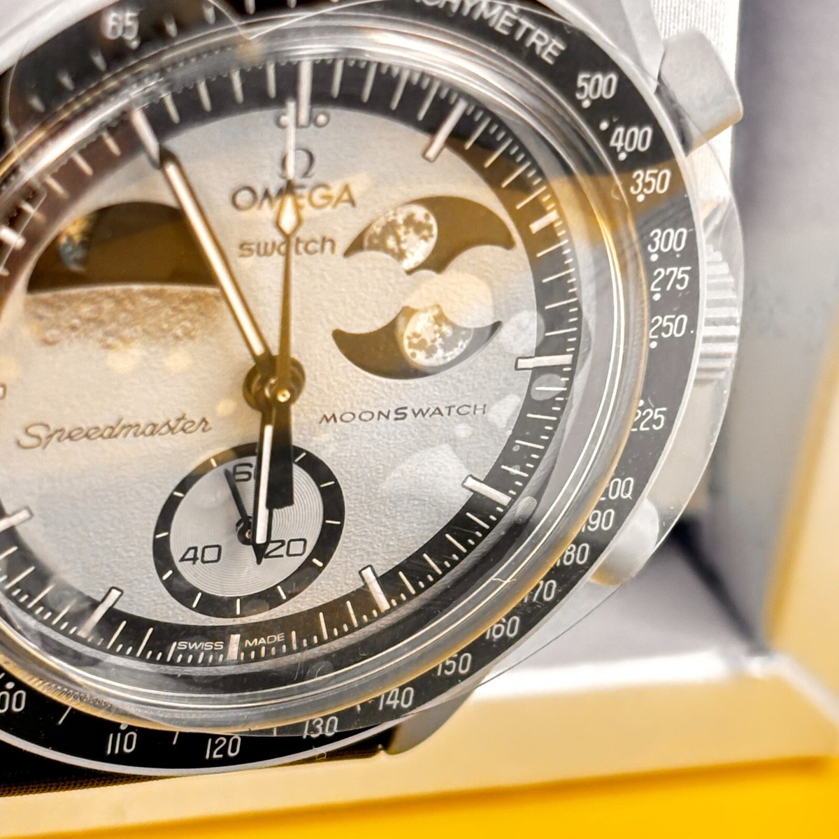 Omega X Swatch Moonswatch Mission To The Earthphase SO33M700 Omega X Swatch Moonswatch Mission To The Earthphase SO33M700