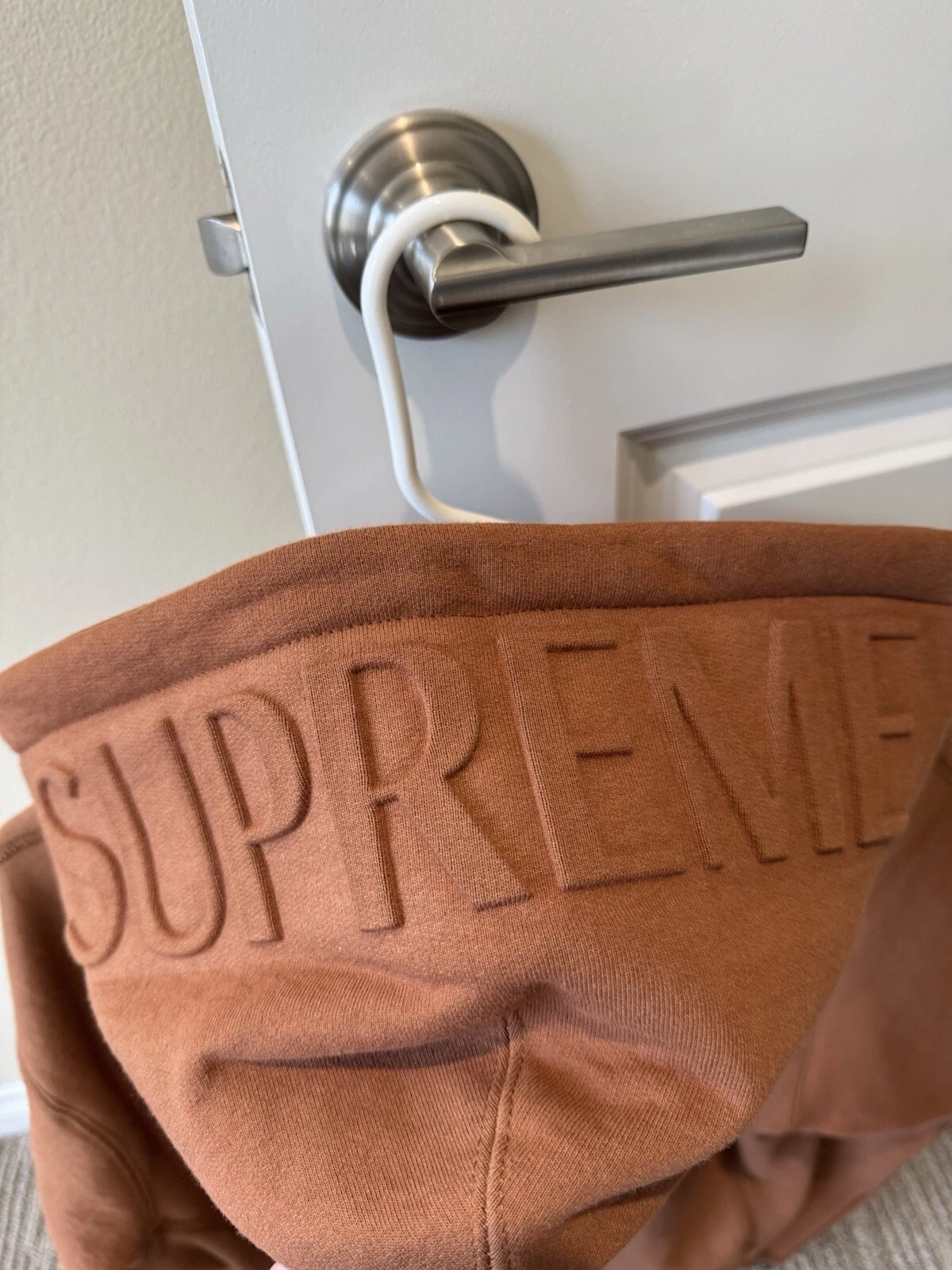 Sweat à capuche marron logo en relief suprême taille L rare boîte classique 2017