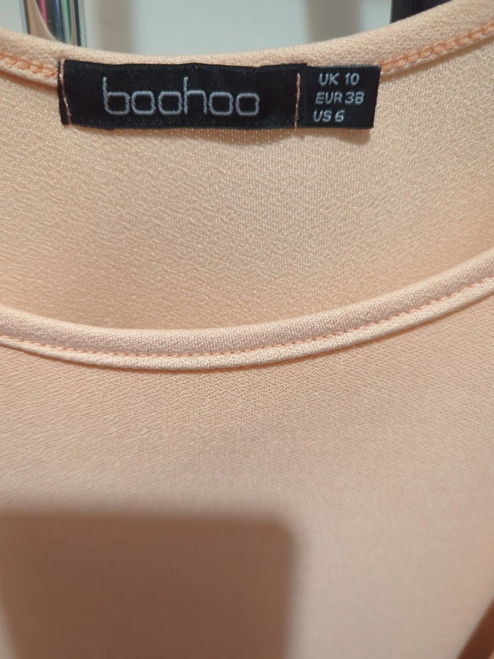 Top de mujer Boohoo. Uk10 crema. Manga corta fría Foto 3 de 4