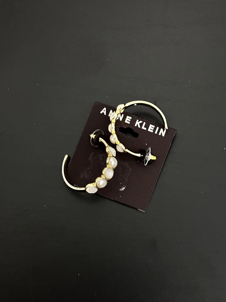 Brincos de argola C de opala pedra branca média tom dourado Anne Klein, 1,3" - Imagem 3 de 4