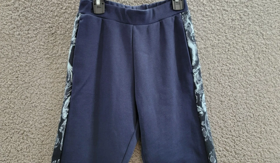 Pantalones deportivos Versace polar + logotipo estampado barroco Big Boy 10 azul marino/azul marino claro Foto 3 de 4