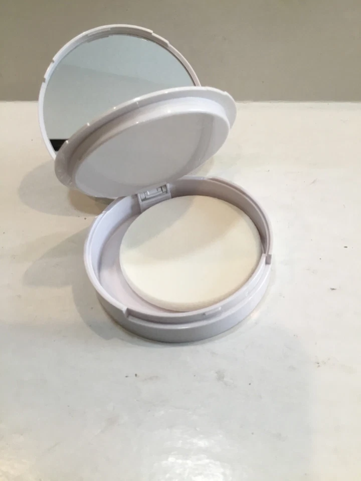 It Cosmetics Bye Bye Pores Illumination Poreless Finish Pressed Powder Radiant - Image 3 of 3