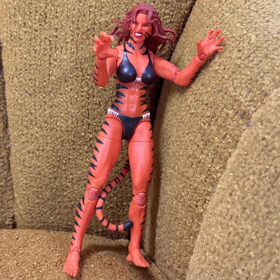 Figura de acción Marvel Legends TIGRA (Avengers) RETRO 6' HASBRO SUELTA Foto 2 de 4