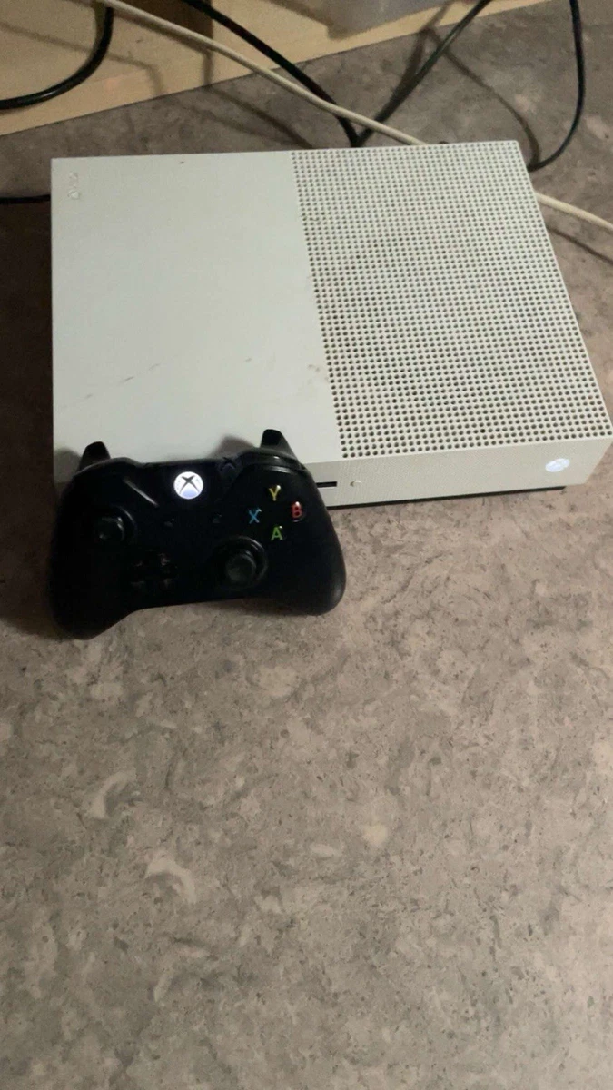 Microsoft Xbox One S 1TB Console with 3 Controllers - Desconto no Preço