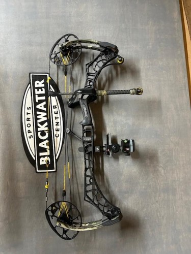 Mathews V3X 29 RH Compound Bow Black Riser/ UA Camo Limbs with Accessories