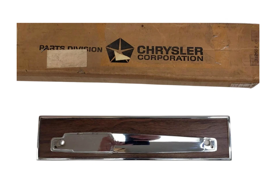 Plymouth Fury VIP 1966 puerta lateral derecha tirador manija base de montaje 2657080 nuevo en stock Foto 2 de 4