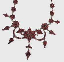 LOVELY ANTIQUE GARNET NECKLACE WITH SWAGS AND DROP CLUSTER PENDANTS,