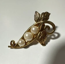 Three Faux White Pearls In A Gold Pea Pod Intricate Collectible Pin Brooch