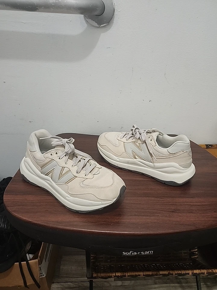 Zapatillas Mujer New Balance 57/40 Neutras �Nimbus Cloud' - Talla. 7,5  Foto 2 de 4