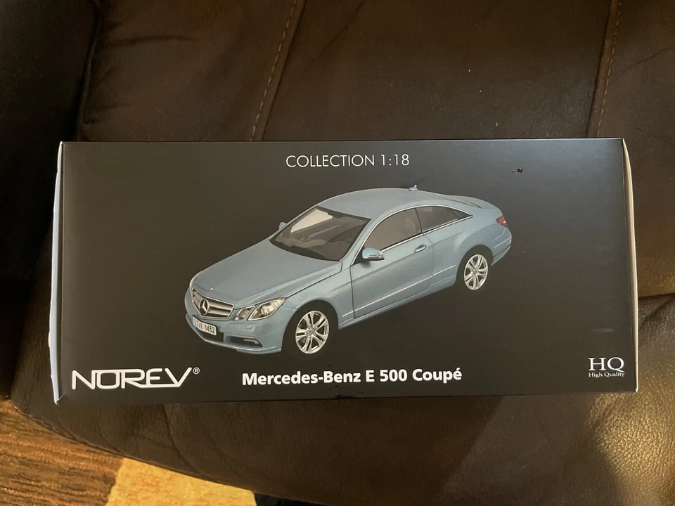NOREV 2009 MERCEDES BENZ E500 CUPÉ AZUL METÁLICO 1:18 Foto 2 de 4