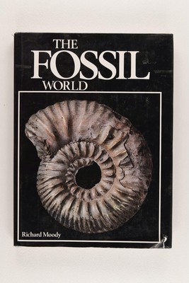 The Fossil World by Richard Moody. Chartwell Edition 1977 Hardcover Dust Jacket