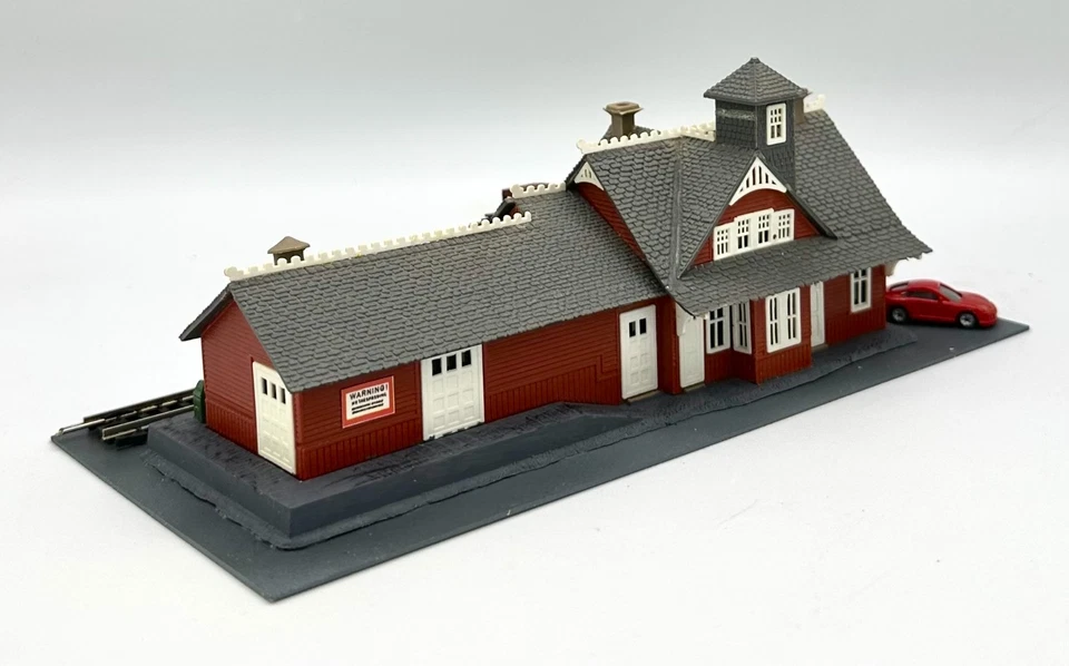 Model Power 1501 N Scale Custom 2-Story Red ARLEE R.R, Station Diorama - Image 3 of 4