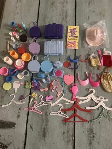Vintage Barbie Zubehör Konvolut…Koffer,Kleiderbügel,Sonnenbrillen,Strumpf,Geschirr