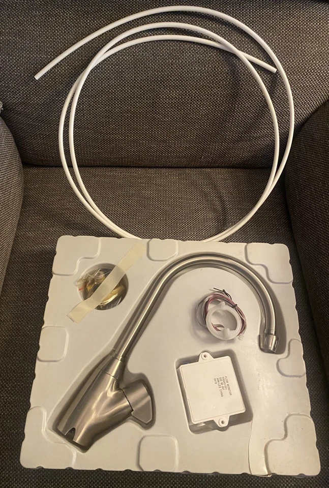 Grifo de cuello alto filtración modular debajo del fregadero Whirlpool WHAB-6015 acabado satinado Foto 3 de 4