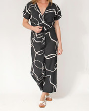 NEW LOOK CURVES LADIES BLACK SHORT SLEEVE JUMPSUIT SIZE 24 (REF R)