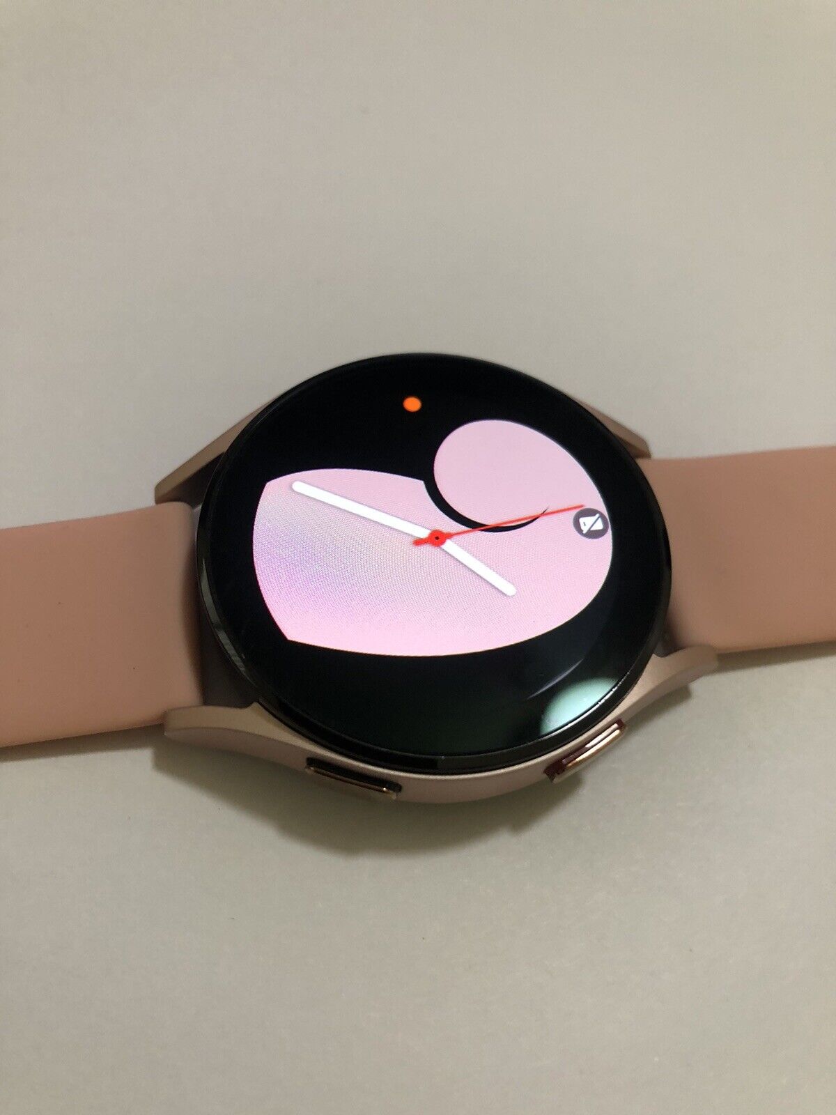 Ốp dây đeo màu hồng cho đồng hồ Samsung Galaxy Watch4 40mm là lựa chọn sành điệu và thời trang dành cho bạn! Với màu hồng tươi tắn và thiết kế linh hoạt, bạn có thể thay đổi phong cách một cách dễ dàng. Hãy click để mua ngay và trở thành người đầu tiên sở hữu sản phẩm này.