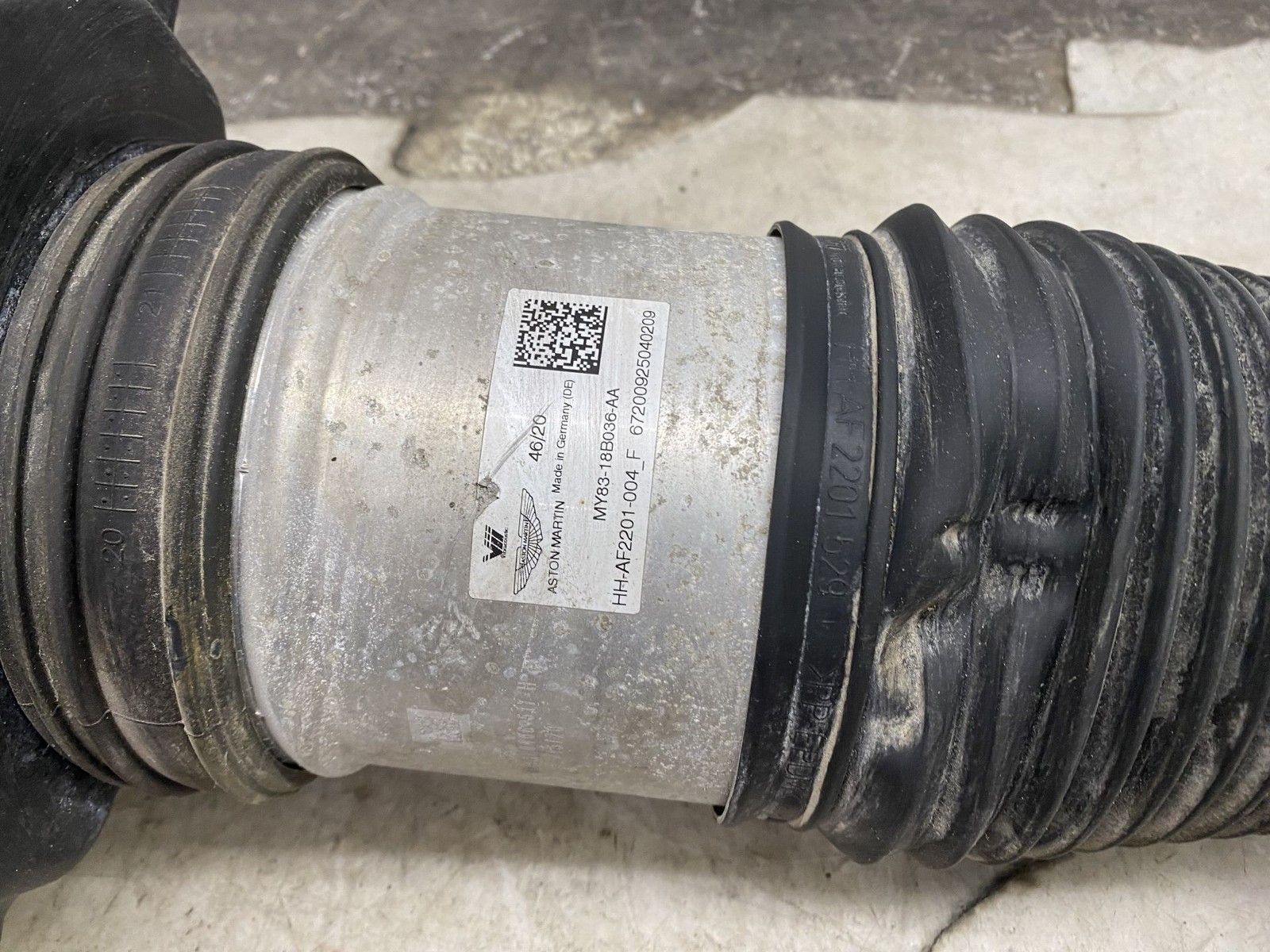 2020-2024 ASTON MARTIN DBX OEM FRONT RIGHT AIR SHOCK ABSORBER MY83-18B036-AA