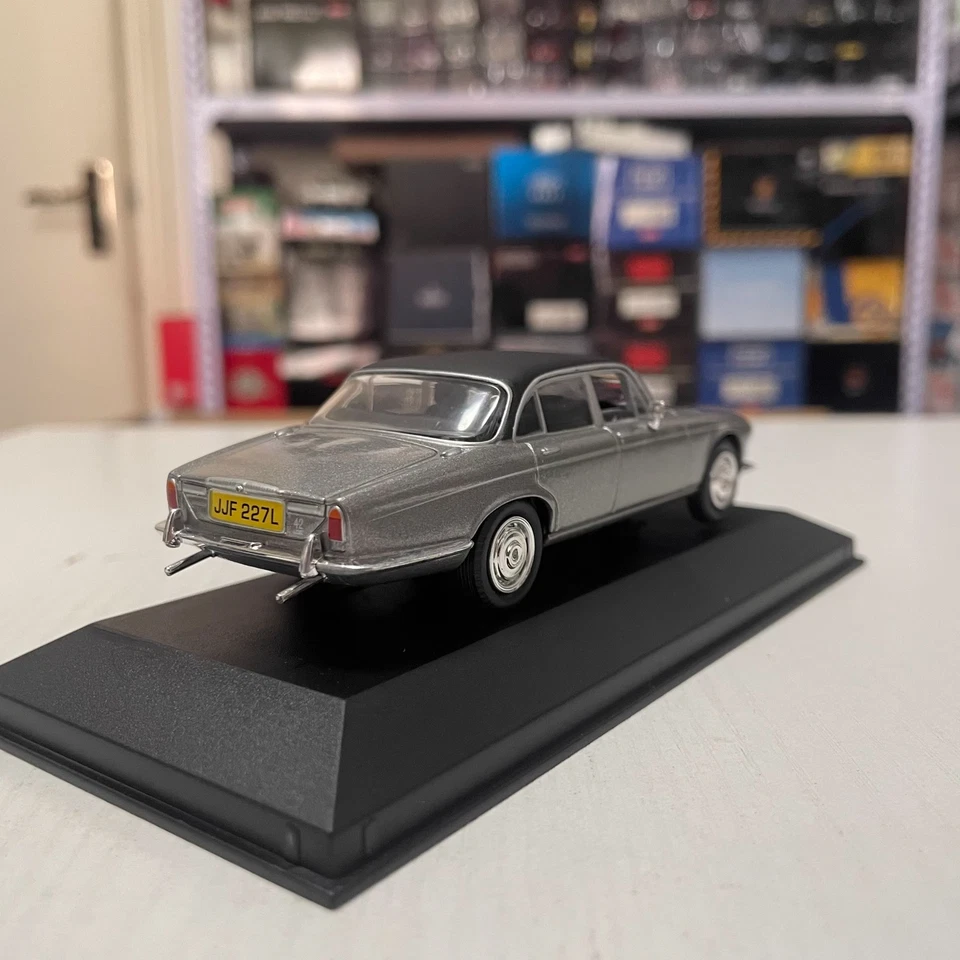 1:43 Vanguards/Corgi Daimler Sovereign Diecast Model - Image 3 of 4