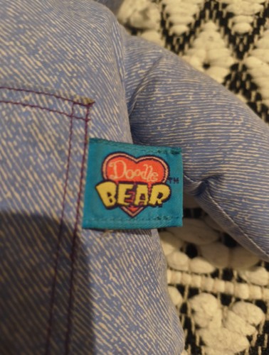 Peluche vintage années 90 ours doodle look jean bleu sans marqueurs Tyco 1995 originale - Photo 6 sur 8