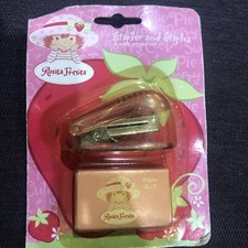 STRAWBERRY SHORTCAKE 26/2 Grapas y 2 1/2" Grapadora Rosita Fresita Artículo Sin Usar