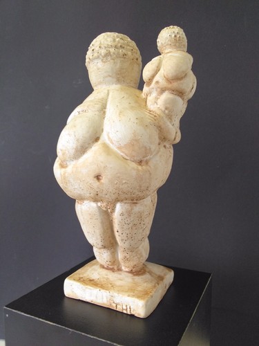 Venere di Willendorf con scultura bambino di Ting Hua Liu, 7""x4"", da collezione - Foto 2 di 4