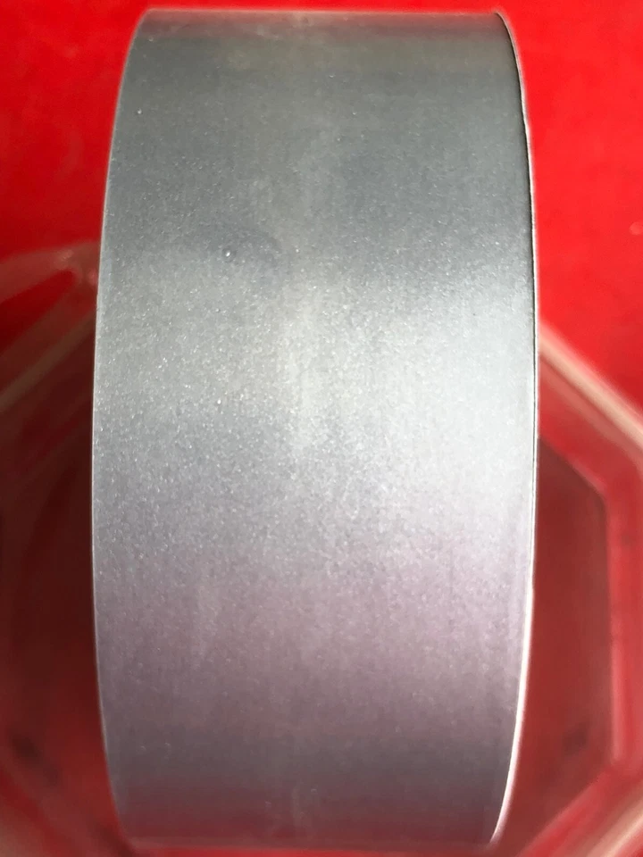 3M 73105 CINTA A RAYAS ESCOCESA PLATEADA METÁLICA DE UN SOLO PASADOR 2" DE ANCHO X 150' DE LARGO Foto 3 de 4