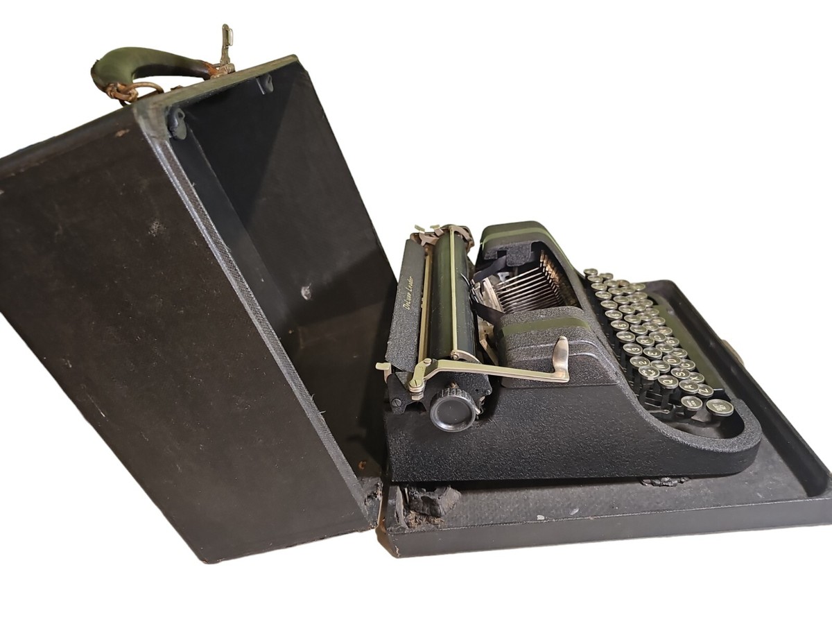 Antique Vintage Underwood Deluxe Leader Typewriter In