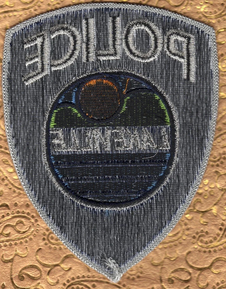 Patch policial Lakeville Minnesota estilo antigo desatualizado costurar em fios metálicos - Imagem 2 de 2