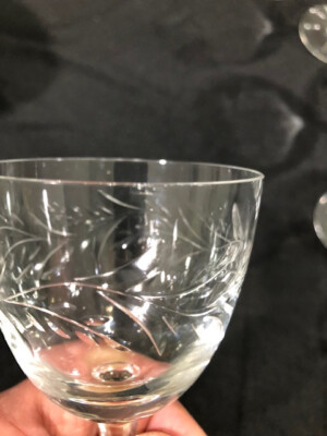Vase en cristal sculpté signé Val Saint Lambert avec cœur en améthyste, Belgique - En vente sur