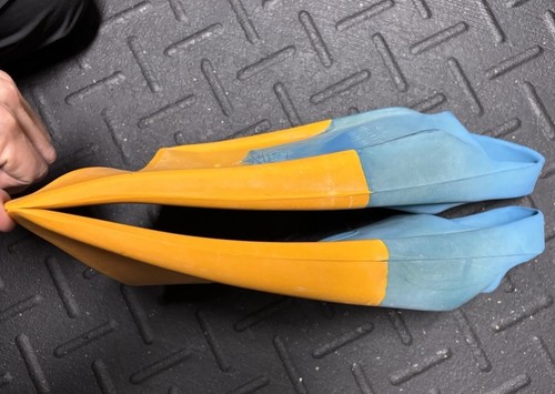 CHURCHILL SIZE - MEDIUM - FINS / FLIPPERS IN BLUE & ORANGE - Preowned - Picture 5 of 7