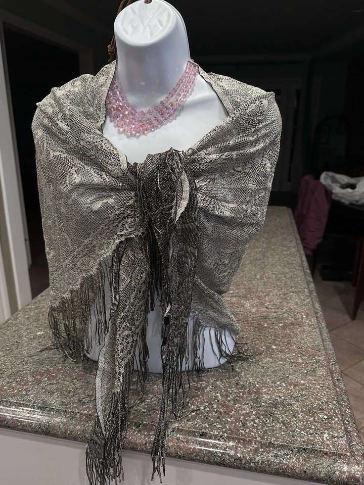 Envoltura de chal vintage tejido abierto dorado aspecto metálico ~ floral ~ con flecos largos usado en excelente estado Foto 3 de 4