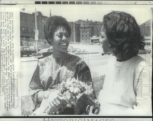 1969 Pressefoto Karen und Antoinette Cockerham vor der Oldfields School in New York. - Bild 1 von 2