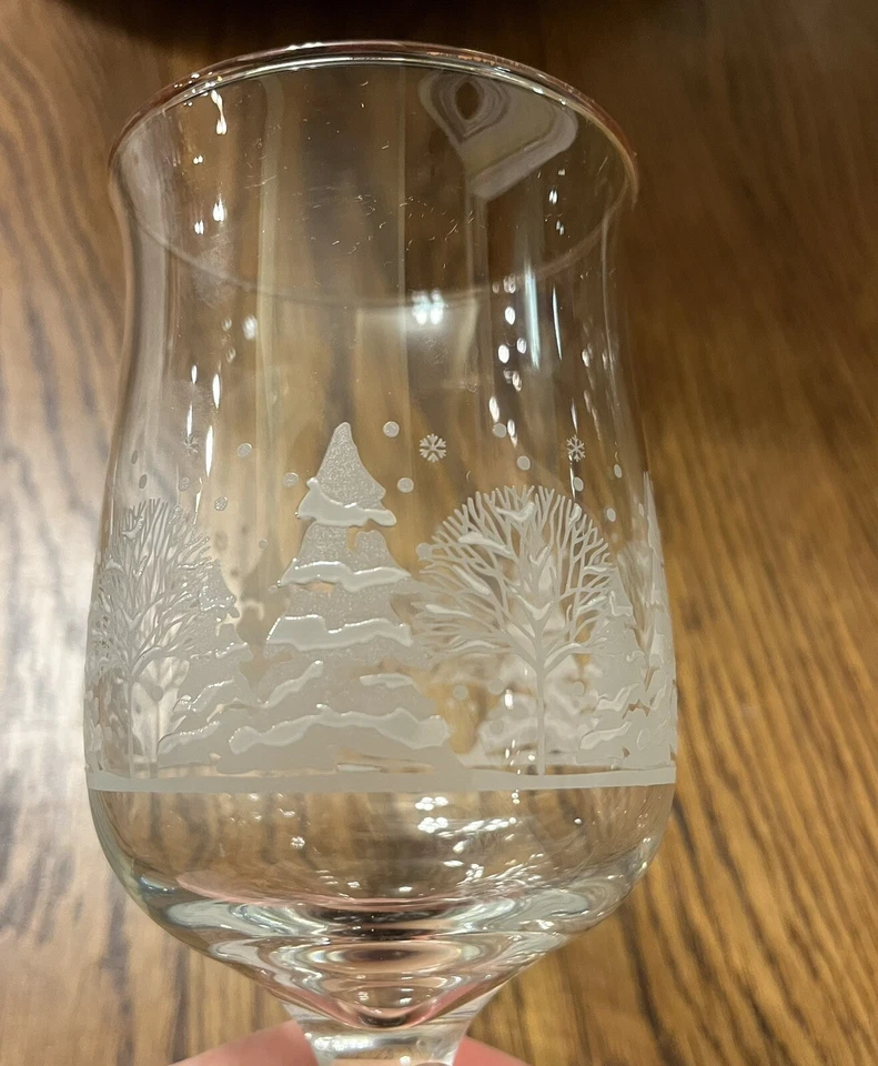 WINTER WONDERLAND Copa de Vino Tulipán Árboles Esmerilados Borde Dorado Arby's Navidad Foto 4 de 4