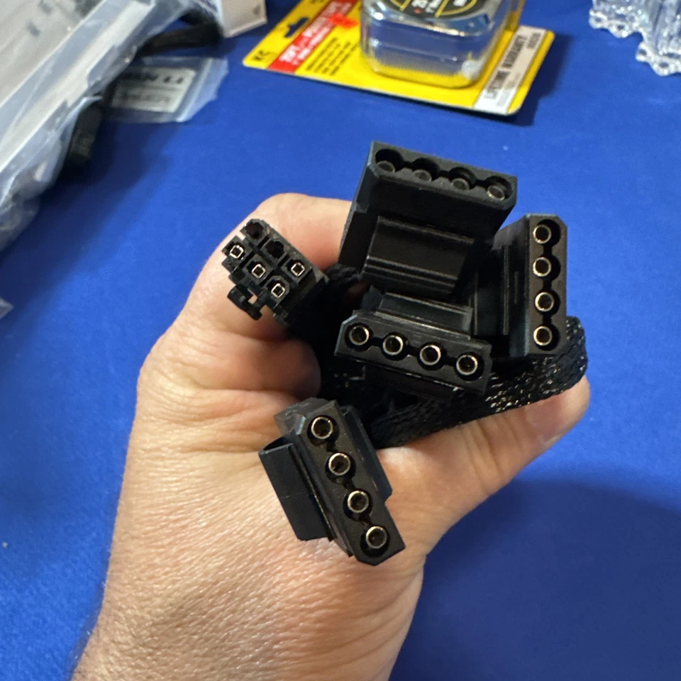 Corsair YESTONE P01001 CONNECTORS CABLE 4pin PCI-E / Peripheral to 6-Pin PCI-E - Image 2 of 4