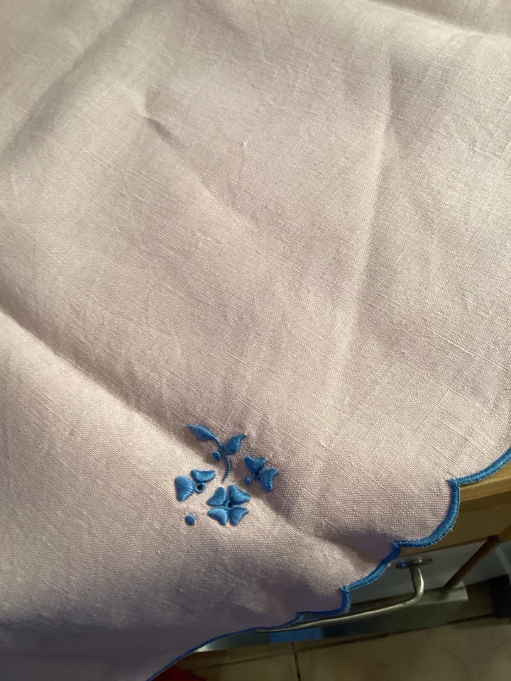 Ravissante Nappe En Lin Rose Brodée Main Trèfles Bleus 85x114  - Photo 4/4