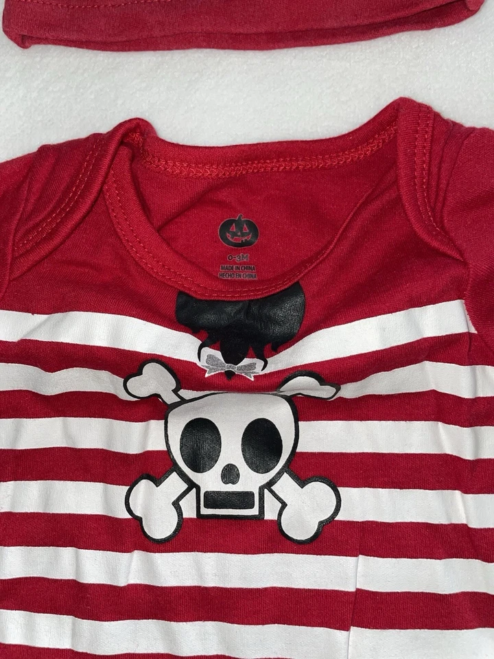 HALLOWEEN - 0-3m Rojo Una Pieza PIRATA Traje y Sombrero Disfraz Mameluco, Dormitorio Foto 3 de 4