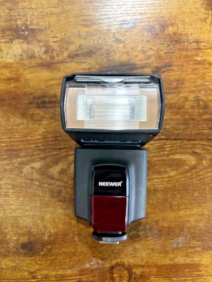 Neewer TT520 Speedlite Flash for DSLR Cameras – Excellent Condition + Pouch - Image 2 of 4